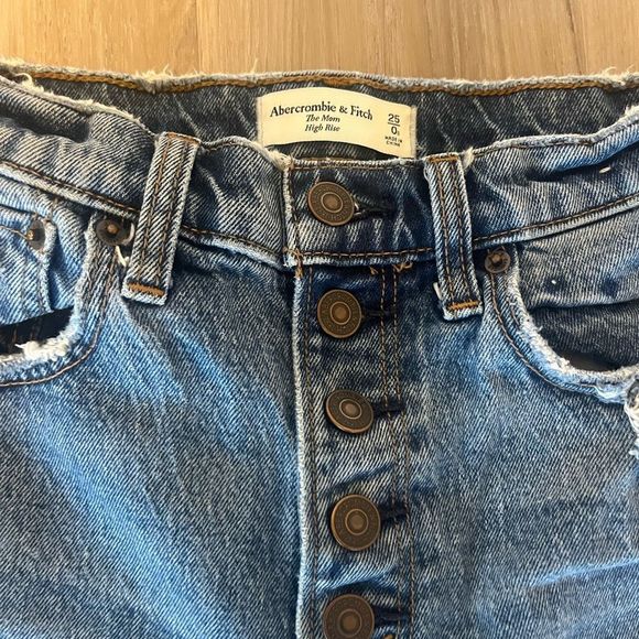 EUC A&F 25/0 The Mom High Rise Jeans - Picture 3 of 6